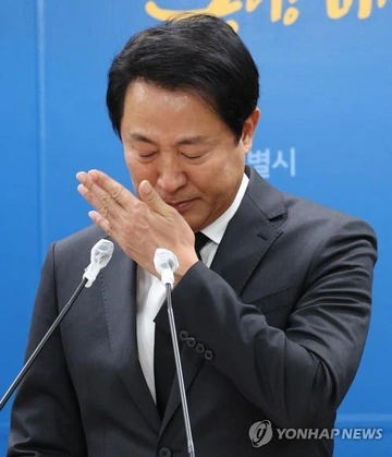 Thị trưởng Seoul cúi đầu xin lỗi